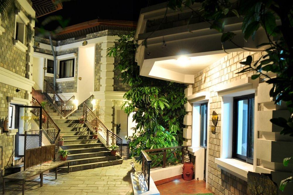 Hotel Trek-O-Tel Pokhara Esterno foto